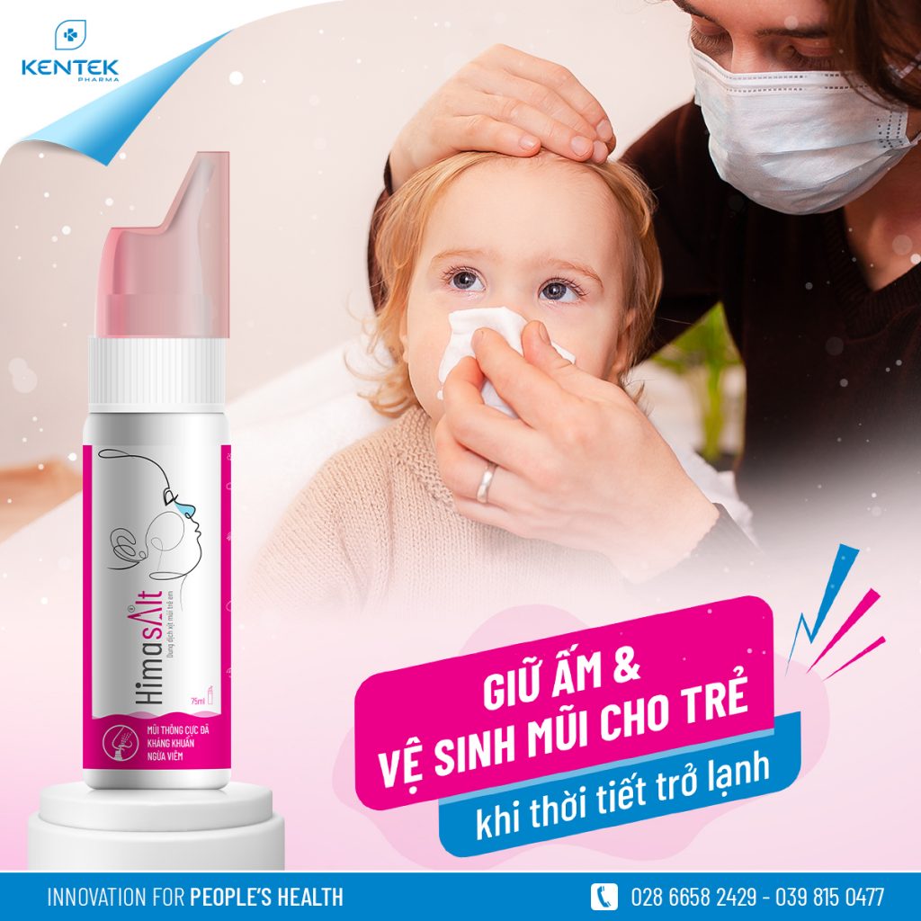 Khi trẻ có những dấu hiệu như chảy mũi, hắt hơi, ho… ba mẹ nên thường xuyên vệ sinh mũi cho trẻ bằng các sản phẩm nước muối ưu trương